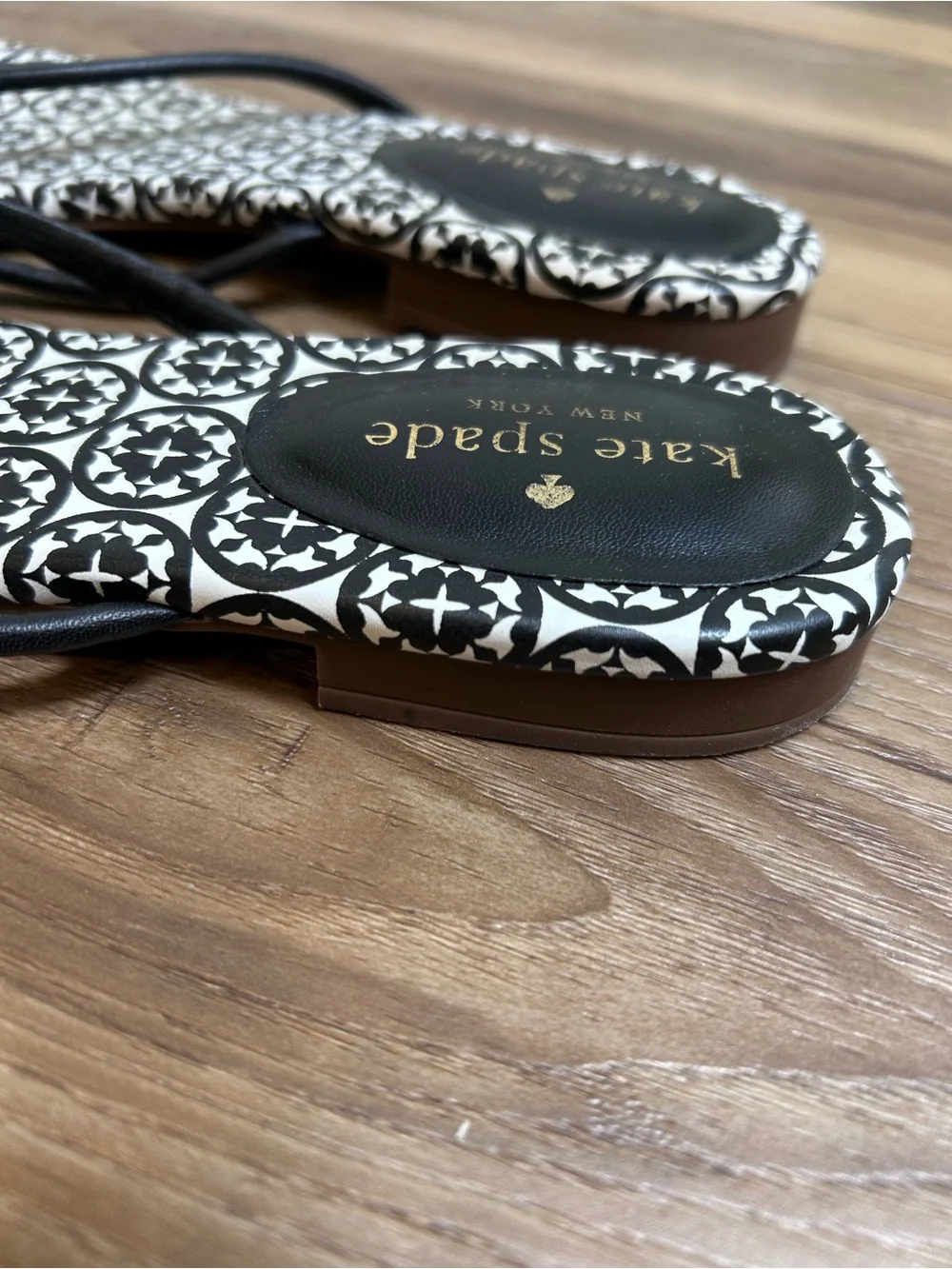 Kate Spade mistic black white geometric sandals size 8.5 bow preppy flip flops